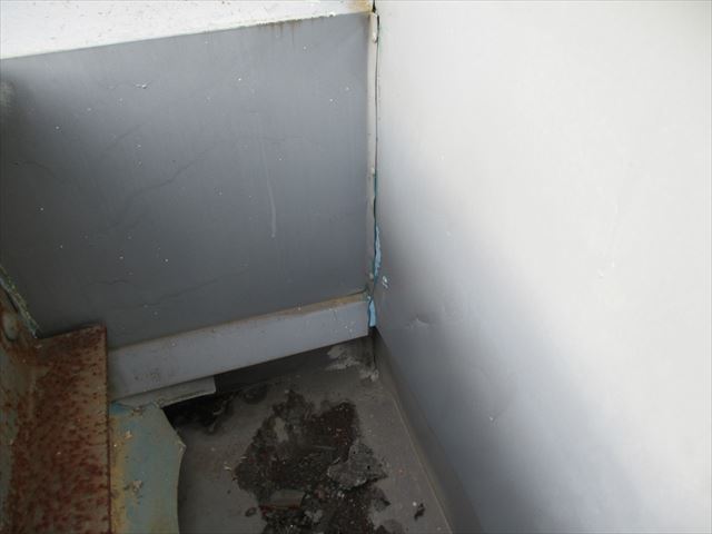 姫路市店舗折板屋根の壁との取合い部のコーキング切れ