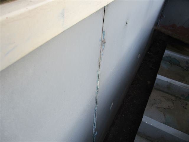 姫路市店舗折板屋根の壁板金のコーキング切れ