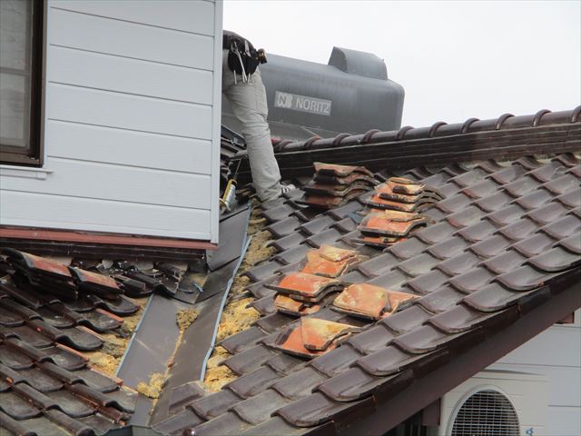 加東市の谷板金施工中の写真