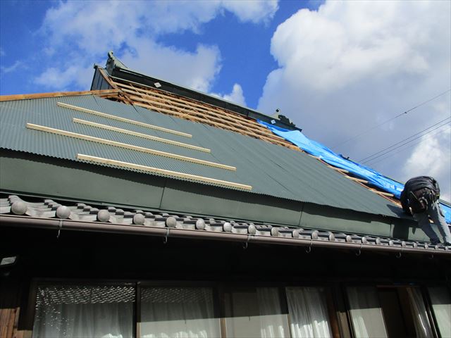 新しいトタンの張替え作業