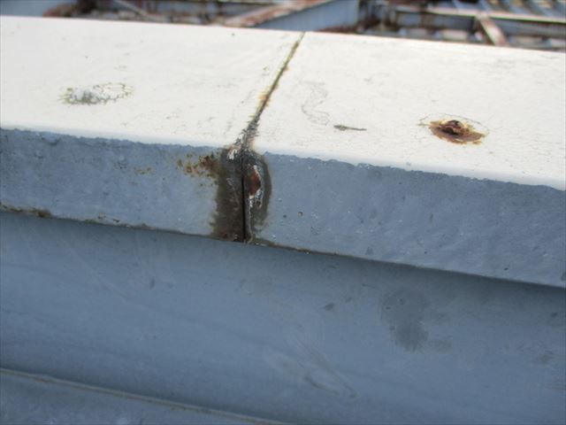 姫路市店舗折板屋根の笠木のコーキング切れ