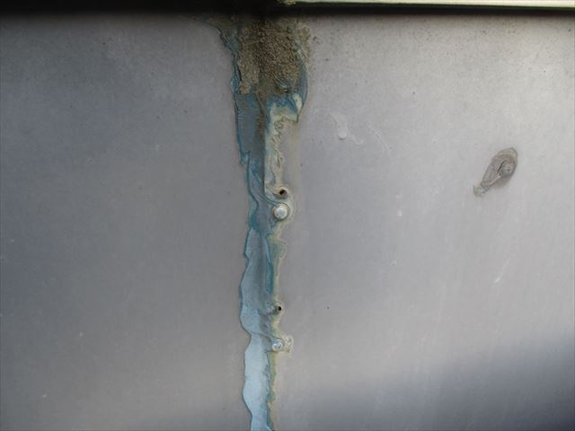 姫路市店舗折板屋根のビス跡のコーキング切れ