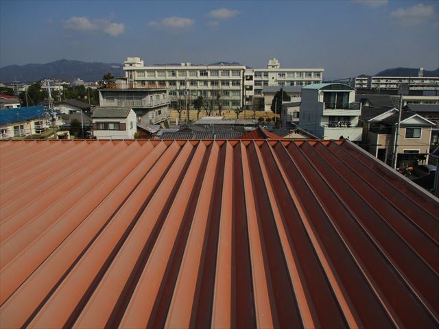 工場や倉庫で使われる折板屋根