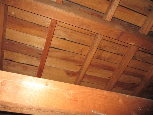 屋根裏から見た野地板