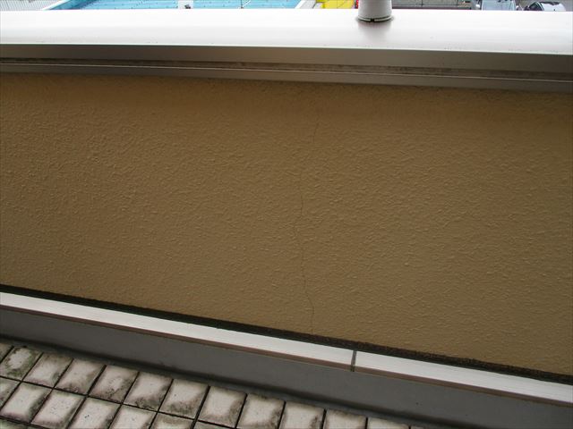 姫路市のバルコニーの壁面のヒビ