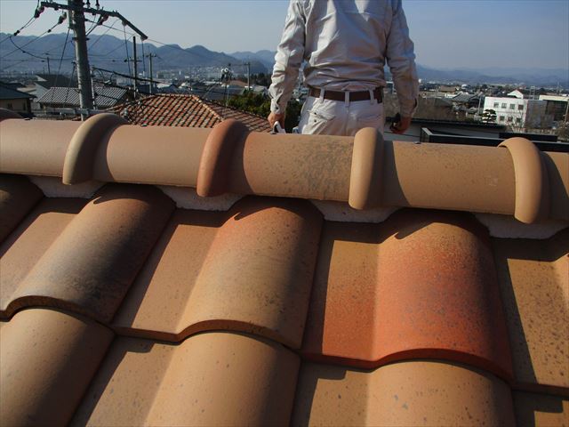 姫路市の屋根の調査中の職人