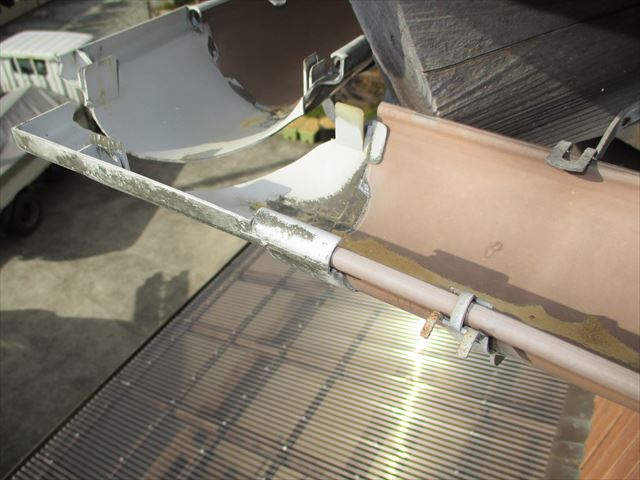 コーナー部分が破損した雨どい