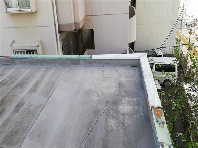 錆びて浮いてしまっている笠木