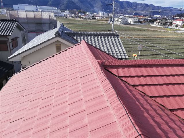 並勾配のスレート屋根