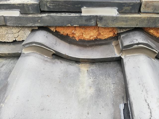 土葺き施工の瓦屋根の漆喰劣化による土の露出