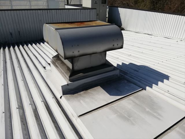 姫路市の雨漏り調査の錆びたルーフファン