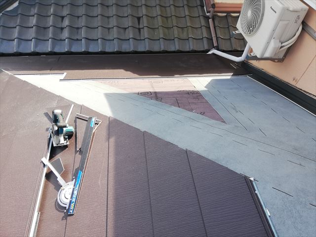 スーパーガルテクトに葺き替え中の瓦屋根