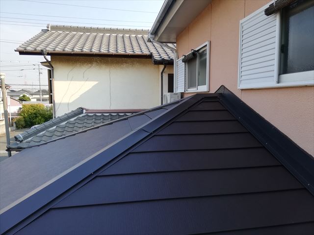 高砂市のガルテクト葺き替え工事下屋の完工写真
