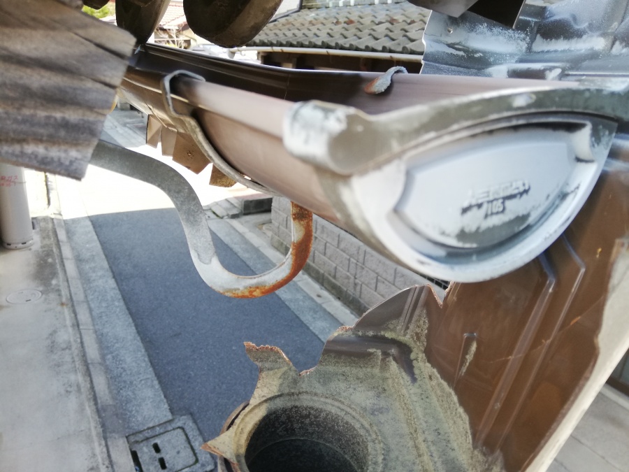 姫路市で破損した雨樋の集水器