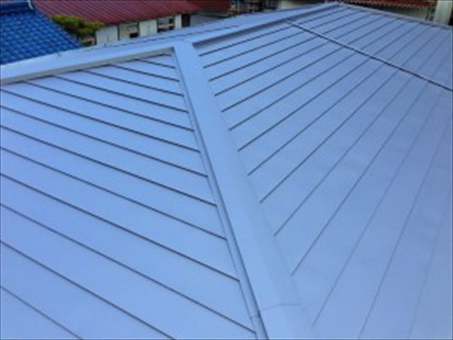 横葺きの金属屋根
