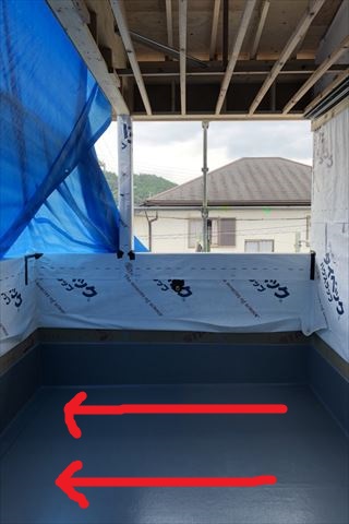 ベランダ　バルコニー　水勾配