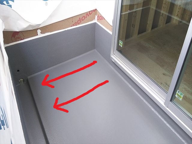 ベランダ　バルコニー　水勾配