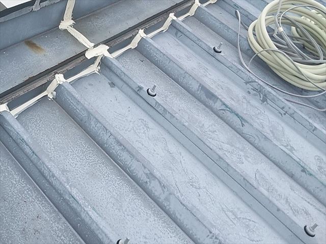 折板屋根のボルトキャップ