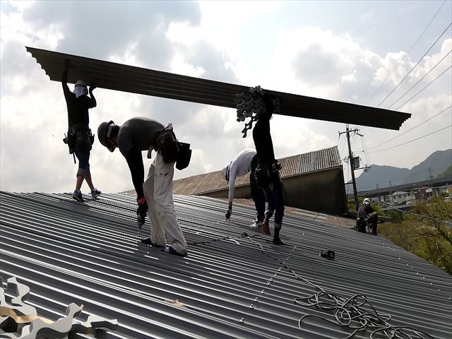 スレート倉庫　カバー工法