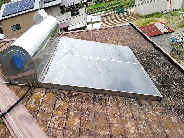 加古郡の屋根に設置された温水器