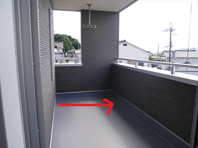ベランダ　バルコニー　水勾配