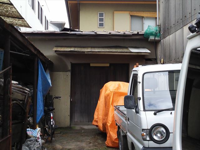 納屋屋根破損全景