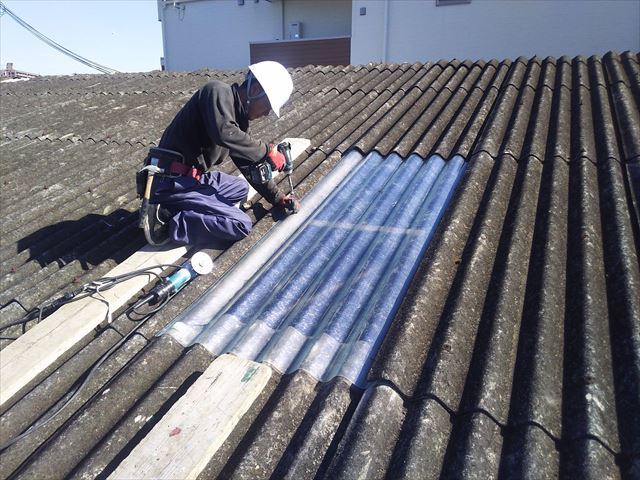 スレート屋根明り取り施工中