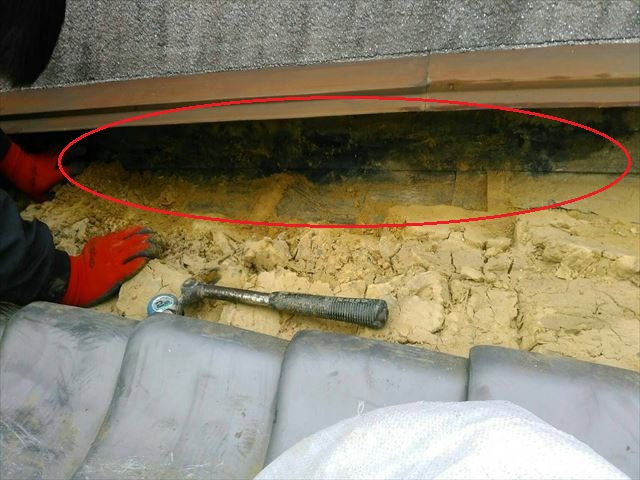 壁際のし瓦めくり