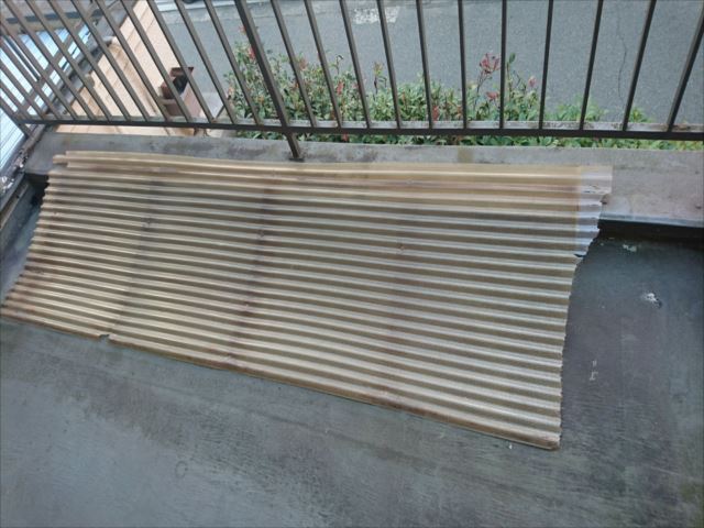 ベランダ屋根　破損