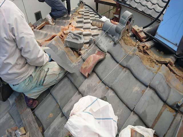 屋根瓦撤去状況