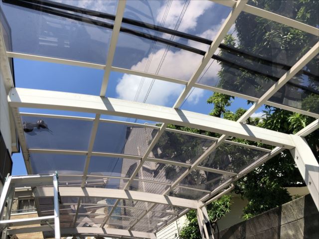 隣家　カーポート屋根破損部撤去