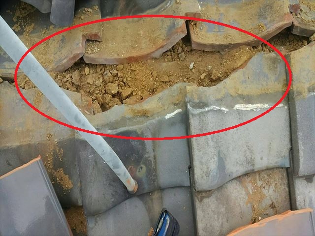 屋根瓦撤去不備状況