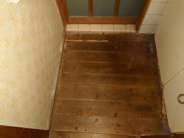 浴室　傷んだ床材　交換