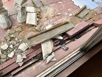 モルタル落下　残材