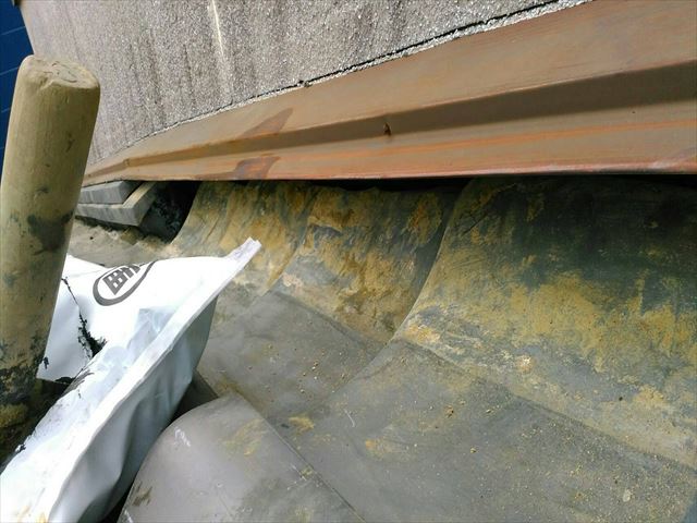 壁際のし瓦復旧