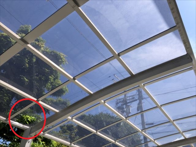 隣家　カーポート屋根　破損