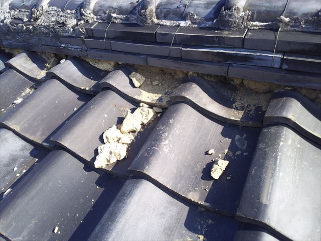 瓦屋根棟廻り不良状況