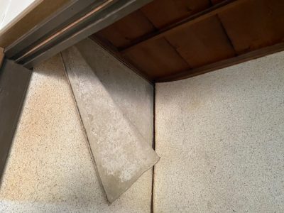 室内　雨漏りの様子　クロス捲れ①