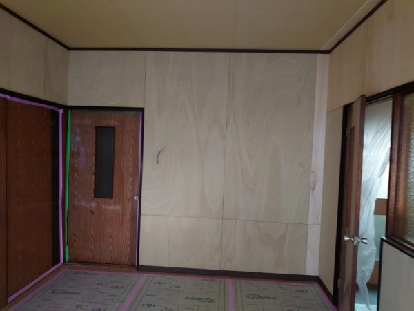 玄関リフォーム　クロス張替え　印象チェンジ　工事前