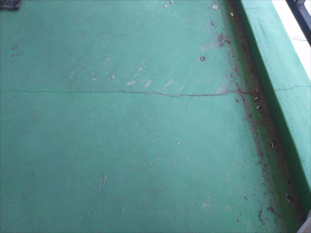 ベランダ　塗膜防水割れ