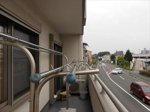 ベランダ軒下物干し