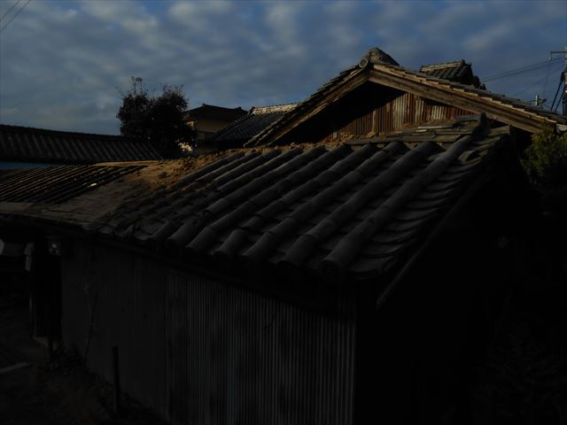 瓦屋根・土撤去状況