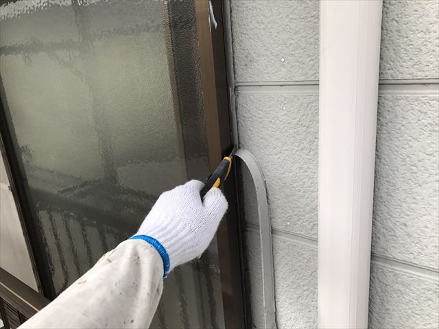 外壁塗装　サッシ廻りコーキング撤去
