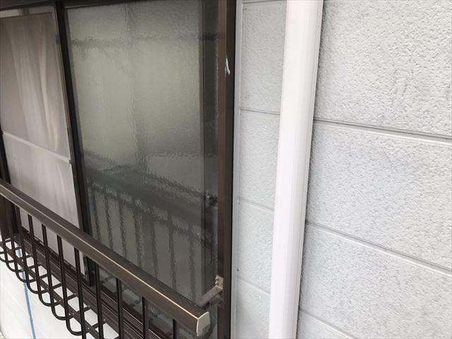 外壁塗装　サッシ廻りコーキング打設完了