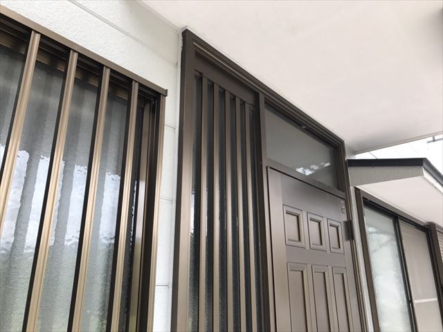 外壁塗装　玄関サッシ廻りコーキング打ち替え後