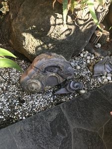 落下した鬼瓦