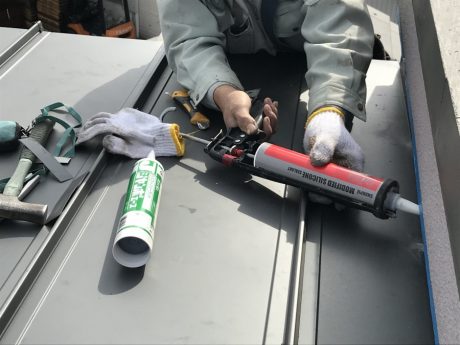 壁際コーキング仕舞い