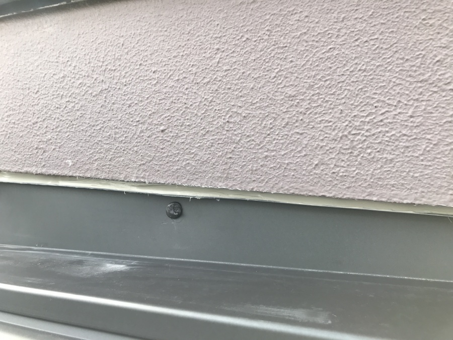 壁・ビス止コーキング仕舞い