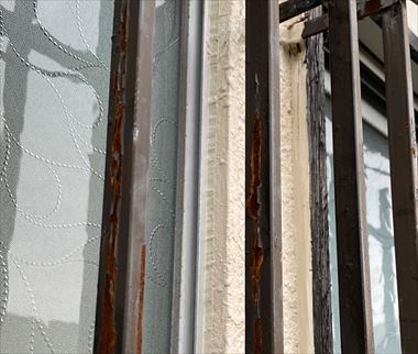 窓枠コーキング打ち