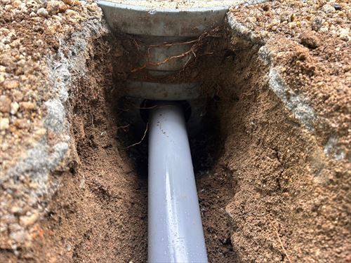 排水管　溝堀り